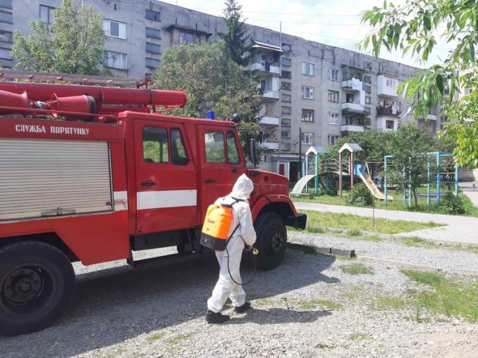 Рятувальники провели спецобробку місць загального користування у селі на Іршавщині – 01 Рятувальники провели спецобробку місць загального користування у селі на Іршавщині – 01