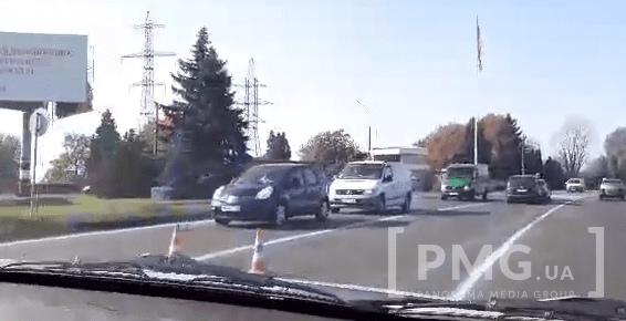 На в’їзді у Мукачево трапилась аварія за участі мікроавтобуса – 03