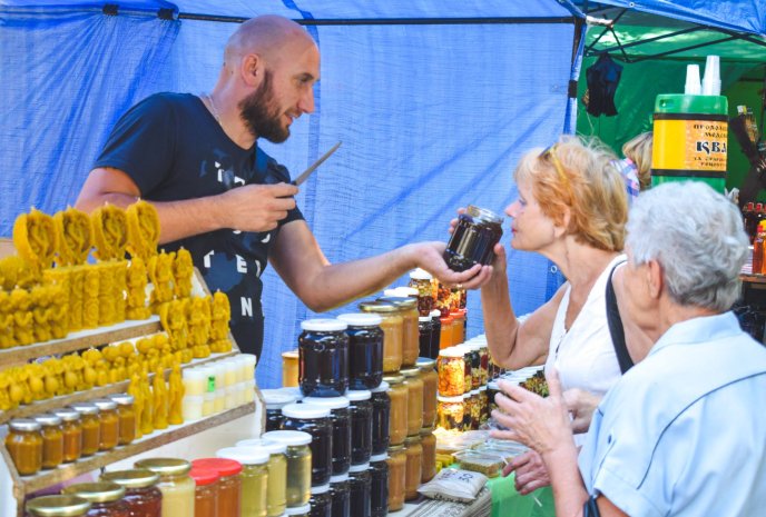 В Ужгороді на набережній Незалежності розпочався Петрівський ярмарок – 01