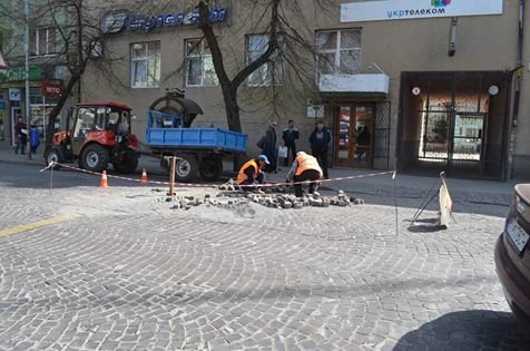 Мукачівські комунальники розпочали ремонт вулиці Ярослава Мудрого – 01