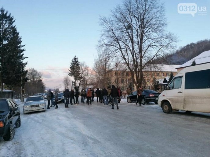 Обурені закарпатці зранку перекрили дорогу – 07