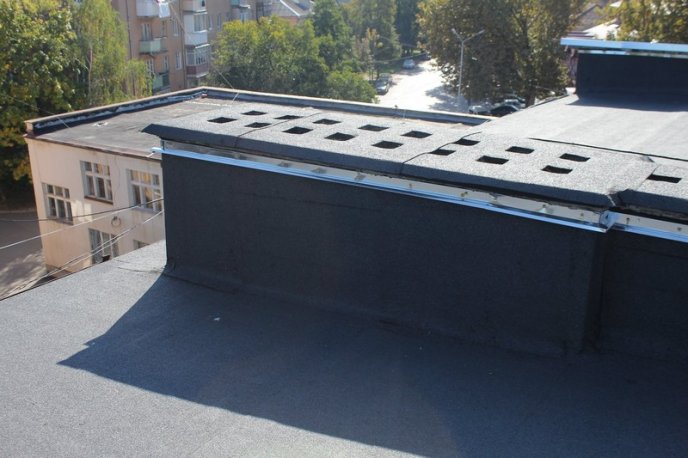 У Мукачеві ремонтують дахи на чотирьох багатоповерхівках – 08