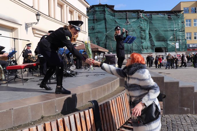 Оркестр поліції Закарпаття привітав жінок із Святом Весни – 04