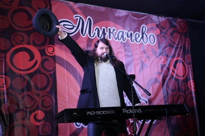 Закарпатські вина, смачні страви та дзвінкі пісні: у Мукачеві урочисто відкрили фестиваль "Червене вино" – 03