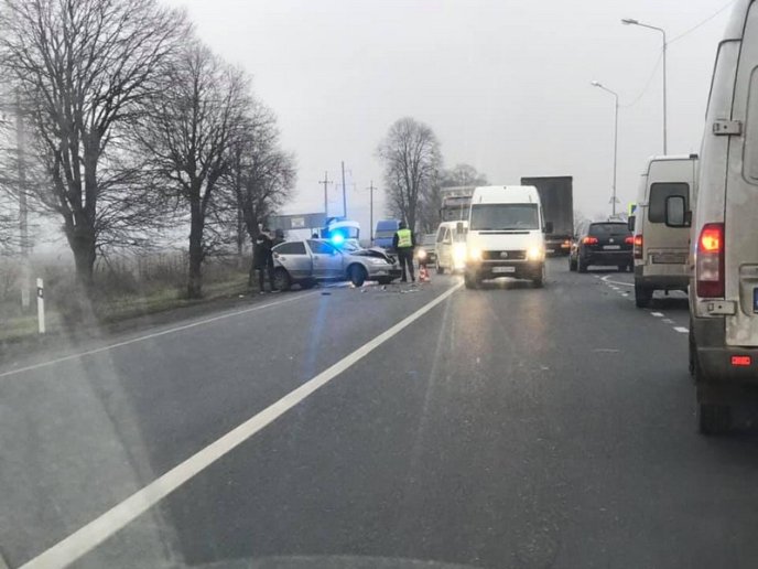 Вранці на Мукачівщині сталась аварія: рух трасою ускладнено – 03