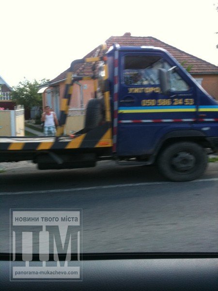 В Ракошині чергове ДТП: автівка протаранила паркан (ФОТО) – 03