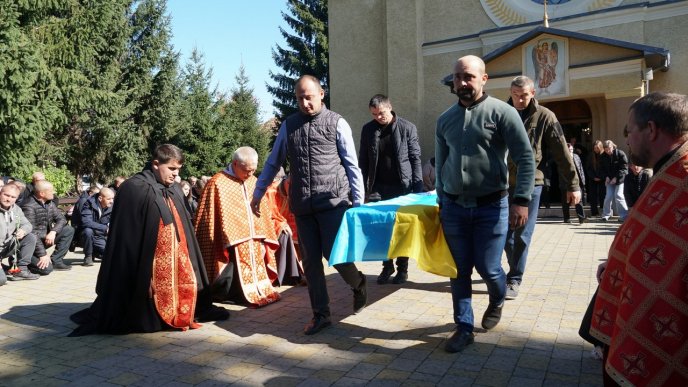 В останню дорогу у Мукачеві провели полеглого Героя – 02 Фото — Мукачівська міськрада