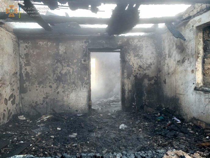 У селі на Мукачівщині вогонь знищив будинок – 03