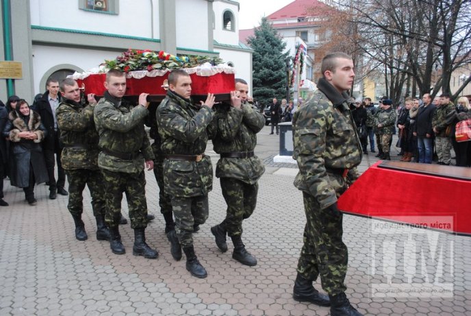 Мукачівці попрощались з відданим сином рідної землі Павлом Стецем (ФОТО) – 13