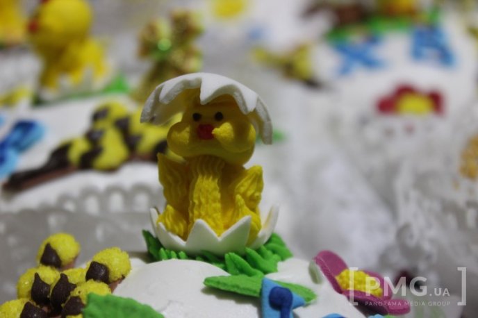 У Мукачеві відкрили виставку велетенських шоколадних писанок – 04