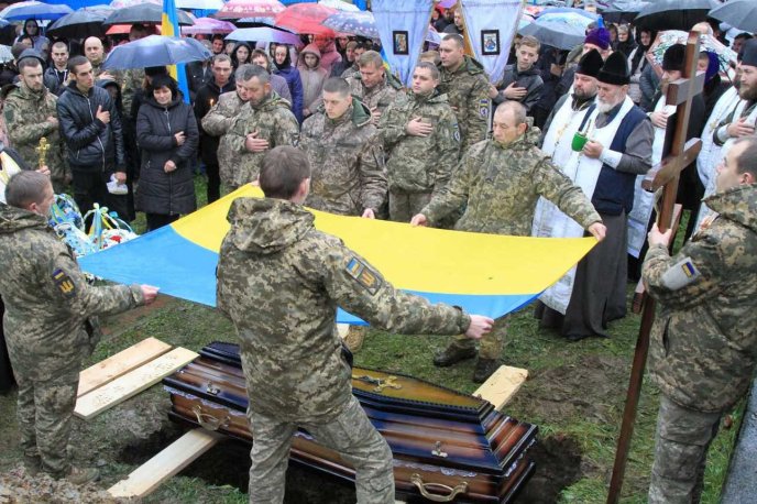 Одна із громад Закарпаття попрощалася із Героєм – 05