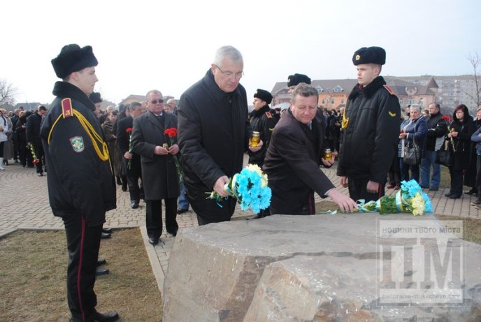 У Мукачеві вшанували річницю трагічних подій на Майдані (ФОТО) – 10