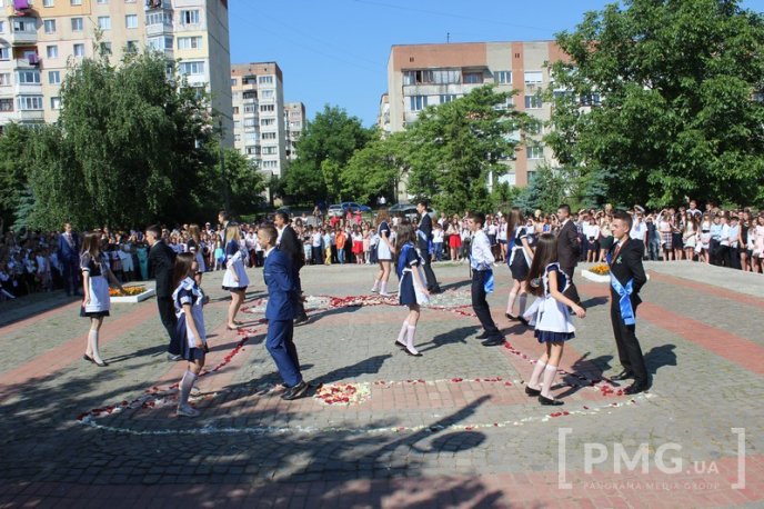 Свято останнього дзвоника відзначили у Мукачівській ЗОШ №13 – 43