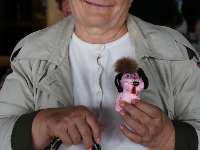 Салон краси просто неба: в Ужгороді зробили подарунок для людей похилого віку – 04 Салон краси просто неба: в Ужгороді зробили подарунок для людей похилого віку – 04