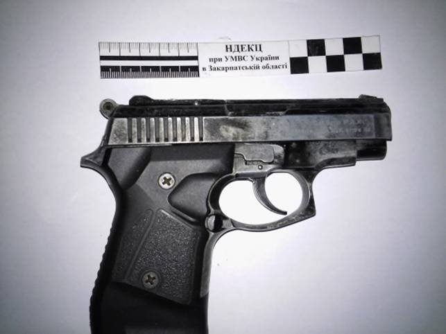 Перечинські поліцейські виявили у мешканки Порошкова нелегальну зброю та наркотики – 01