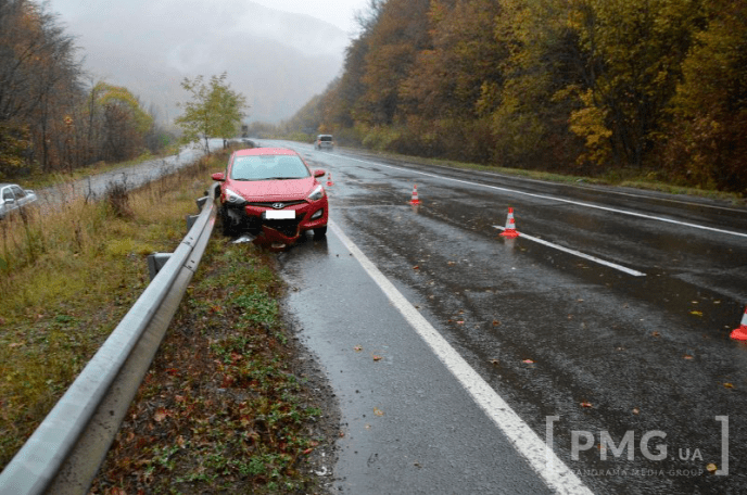 Біля села Абранка "Хюндай" влетів у відбійник – 03