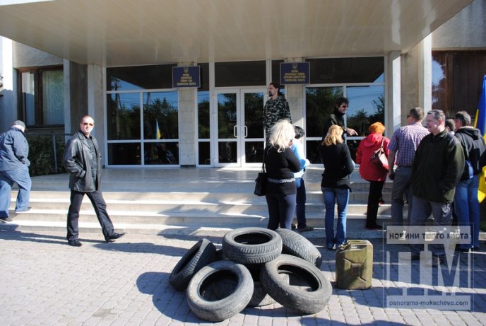 "Правий сектор" разом з Народною Радою пообіцяли заблокувати роботу Мукачівської РДА (ФОТО, ВІДЕО) – 03