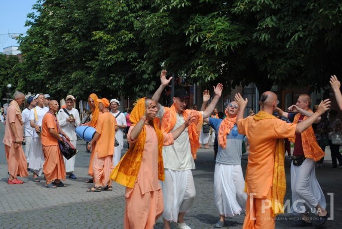Кришнаїти пройшлись Мукачевом, прославляючи свого духовного наставника – 06