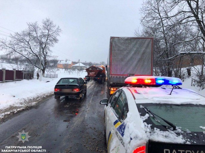 На Мукачівщині утворився чималий затор із вантажівок – 01