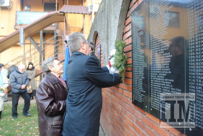 Угорська громада Мукачева поклала вінки до пам’ятної дошки жертвам сталінських репресій (ФОТОРЕПОРТАЖ) – 14