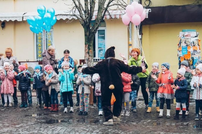 До мукачівських дошкільнят завітали казкові герої – 01