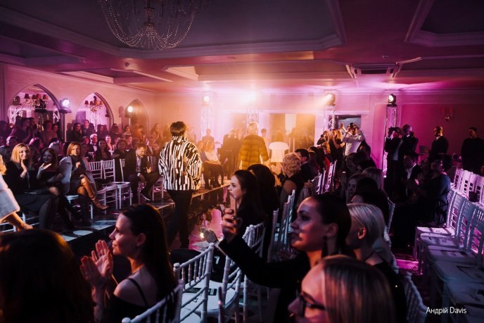 Мода заради життя: на Закарпатті відбувся ІІІ-й благодійний показ мод дизайнерки Роксолани Новак – 181