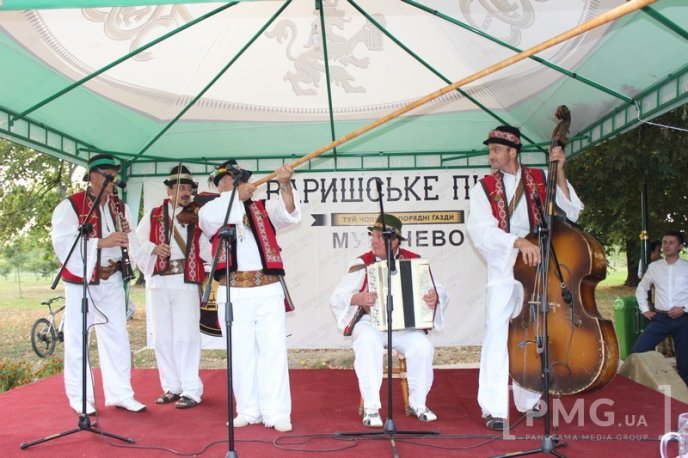 У Мукачеві фестиваль "Варишське пиво" відкрили флешмобом – 09