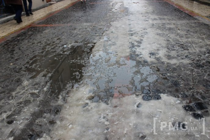Одна з центральних вулиць Мукачева перетворилась на суцільну калюжу – 36