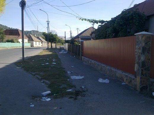 Через циганський базар у Мукачеві прилеглий мікрорайон тоне у смітті (ФОТО) – 02