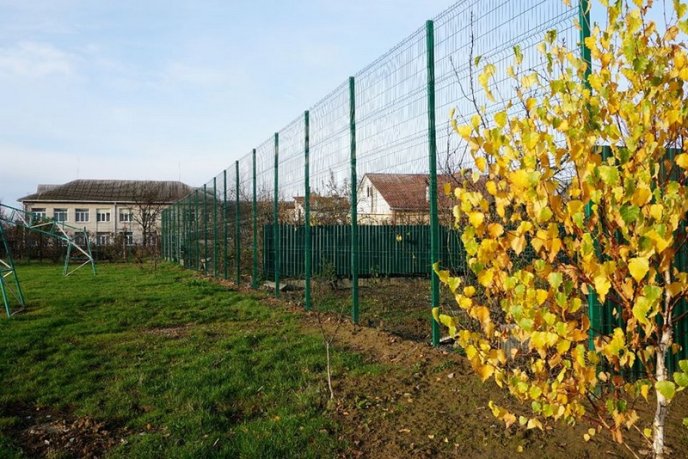 У Мукачеві в НВК №6 завершили благоустрій території – 01