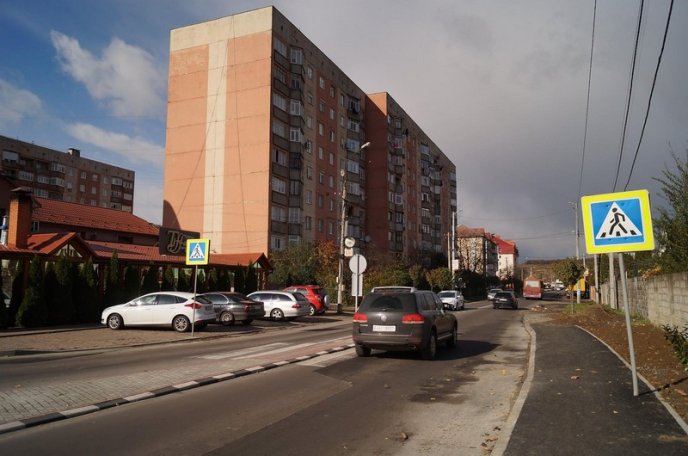 У мікрорайоні Росвигово в Мукачеві завершується облаштування нового перехрестя – 15