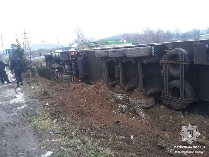 Патрульні розповіли про аварію, яка сталась поблизу ринку "ГІД" у Мукачеві – 03