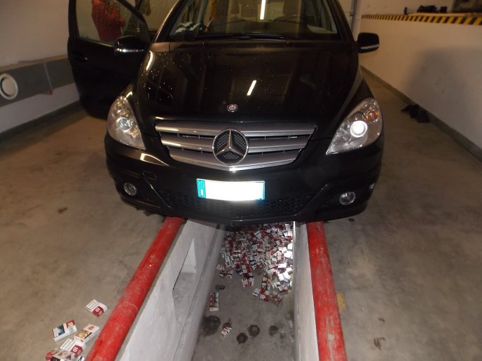 Підприємливий італієць напакував свою автівку цигарками – 01
