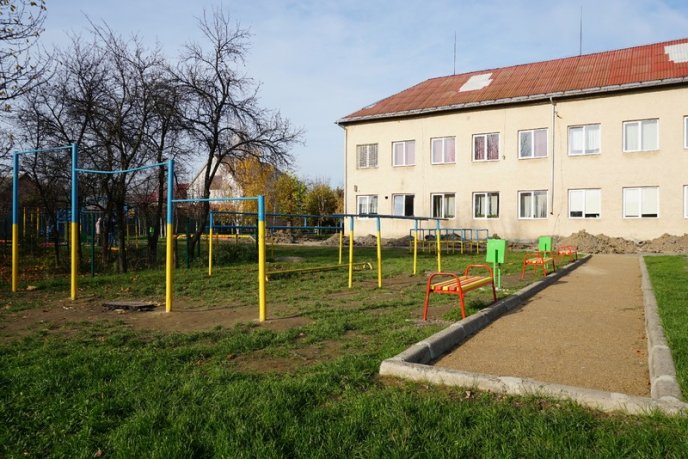 У двох школах Мукачева провели благоустрій територій – 07