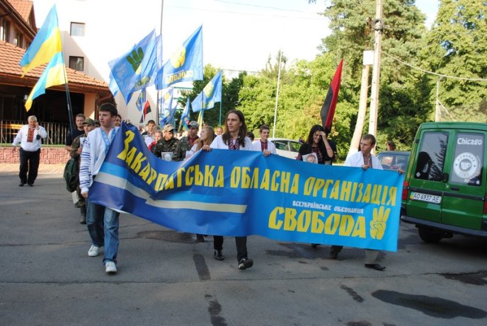 Марш націоналістів: свободівці пройшли у вишиванках вулицями Мукачева (ФОТОРЕПОРТАЖ,ВІДЕО) – 02