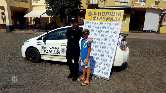 У центрі Мукачева патрульні спілкувалися з містянами – 01