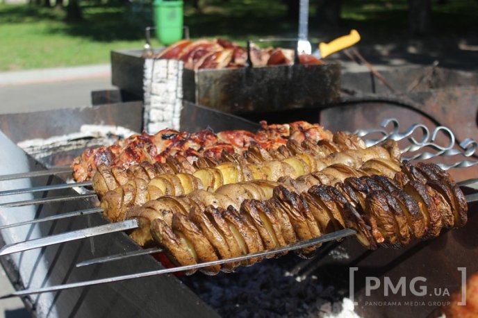 У Мукачеві розпочався фестиваль "Огинь і мнясо": асортимент та ціни – 27