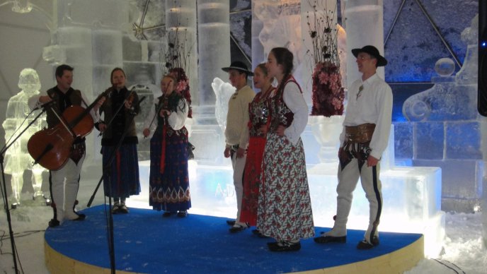 У Татрах за участі юних закарпатських співачок стартував зимовий сезон – 06