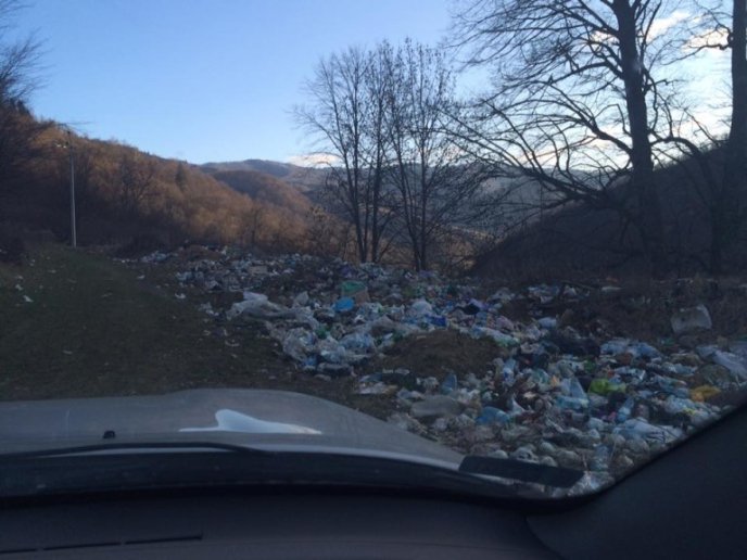 Нижній Бистрий "потопає" у смітті – 02