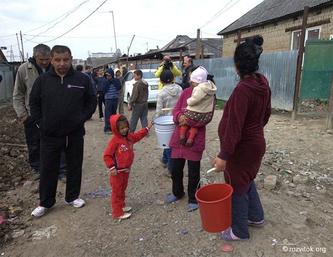 Мукачівські роми самотужки почали прокладати водогін на території поселення (ФОТО) – 04