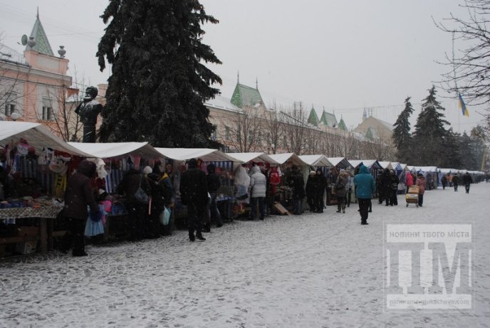 В центрі Мукачева прикрашають ялинку та на повну працює новорічний ярмарок (ФОТО) – 01