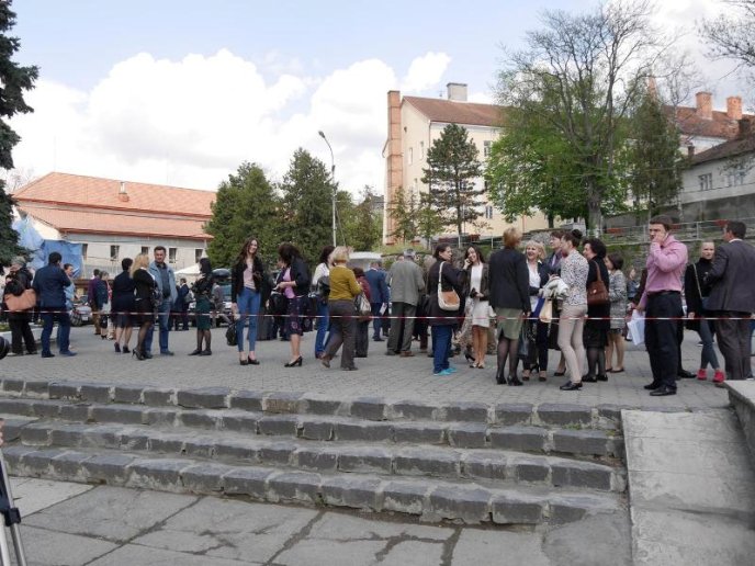В туалеті Ужгородської міськради знайшли бойову гранату. Рятувальники терміново евакуйовують людей – 01