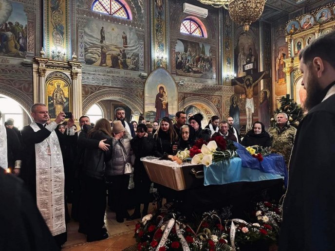 У Мукачеві провели в останню путь військового, який загинув на Новий рік – 03 У Мукачеві провели в останню путь військового, який загинув на Новий рік – 03