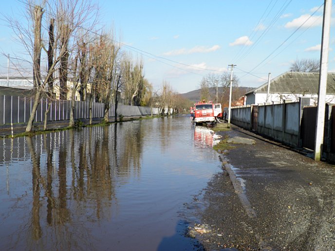 Ужгородські рятувальники відкачували воду з вулиці Гранітної  – 01