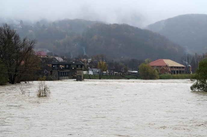 На Ужгородщині вода затопила три футбольних поля, земельні угіддя та пляж з будиночками в Оноківцях – 13 На Ужгородщині вода затопила три футбольних поля, земельні угіддя та пляж з будиночками в Оноківцях – 13