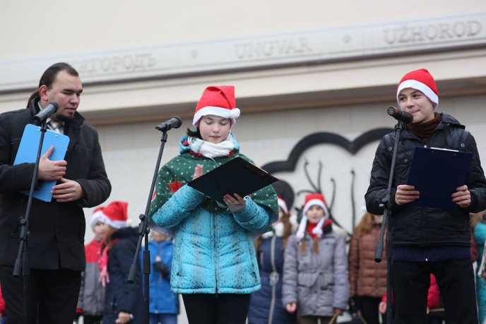 В Ужгороді "католицькі" миколайчики привітали містян зі святом – 09