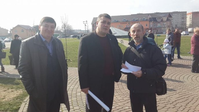 У мікрорайоні Росвигово на площі Героїв Майдану освятили меморіальний знак загиблим Героям України (ФОТО) – 04