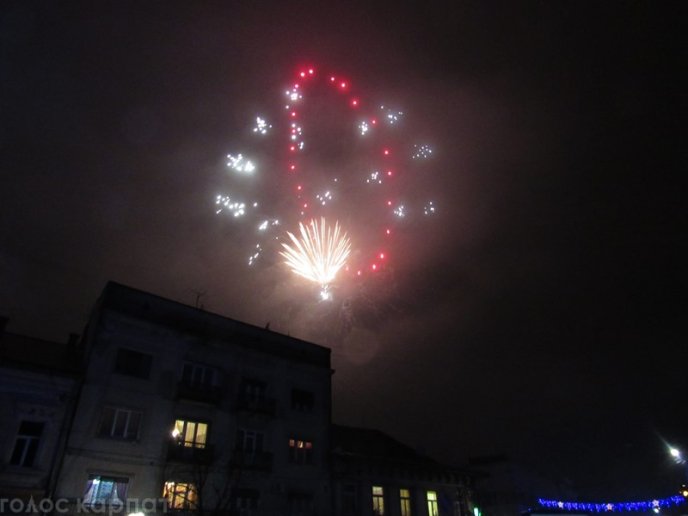 Зустріч Нового року в Мукачеві: бенгальські вогні, шампанське та феєрверк – 03