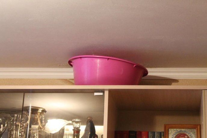 Мешканці мукачівської багатоповерхівки по вулиці Гойди кожну зливу зустрічають з тазиками та відрами (ФОТО)  – 09