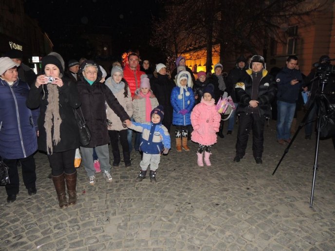 У Берегові урочисто засяяла новорічна ялинка та відкрилась ковзанка – 06